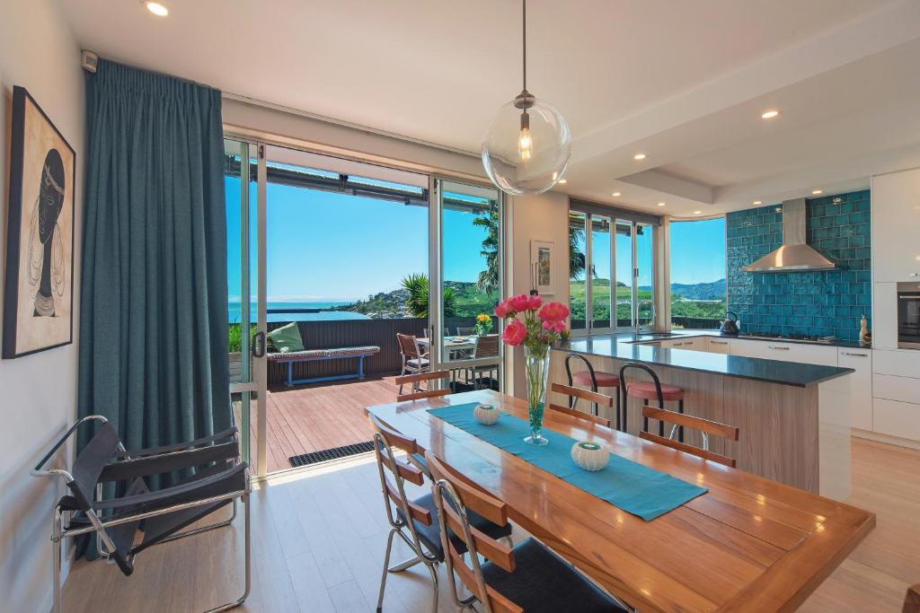 纳尔逊Aporo Nelson Holiday Home的厨房兼餐厅，配有桌椅