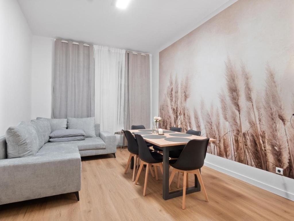 Neueröffnung - Haus Ysenburg - Wohnungen in zentraler Lage في كاسيل: غرفة معيشة بها طاولة وأريكة