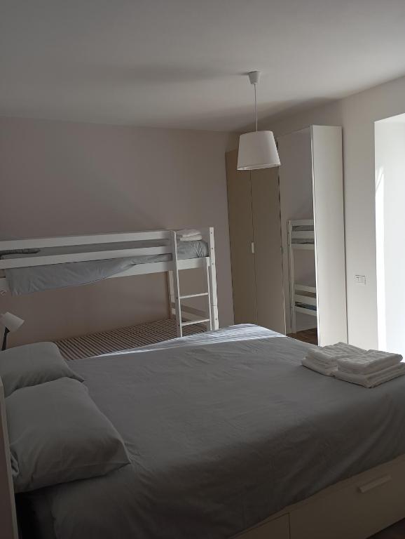 ein Schlafzimmer mit einem Bett und einem Etagenbett in der Unterkunft B&B La casa sul Vela in Trient