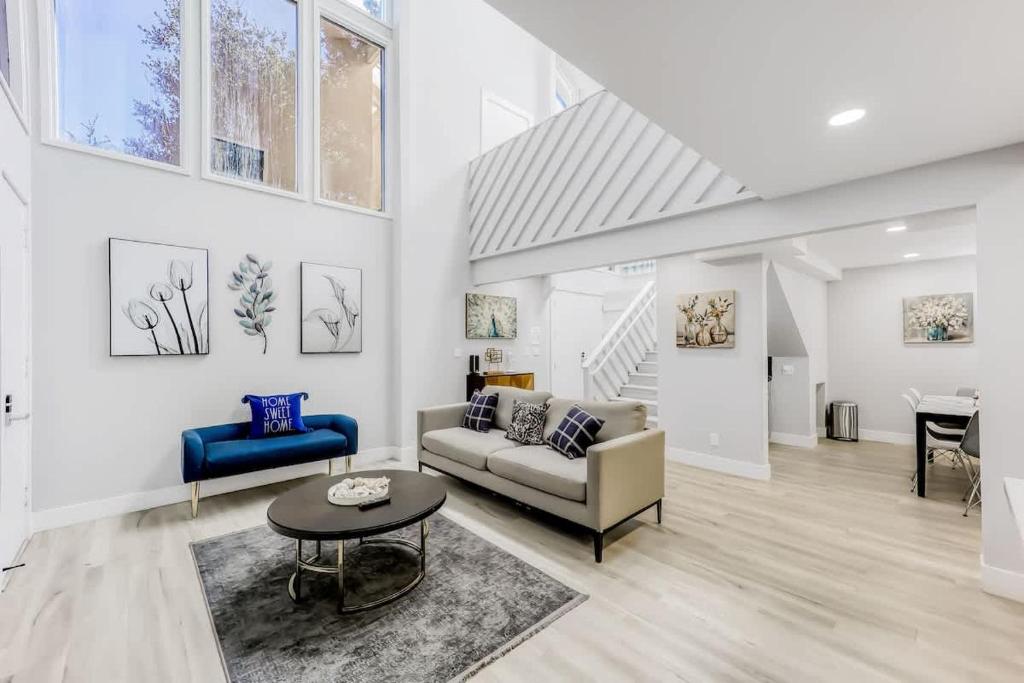 Χώρος καθιστικού στο 497-Upscale Family Home w AC & Patio near Meta & Stanford