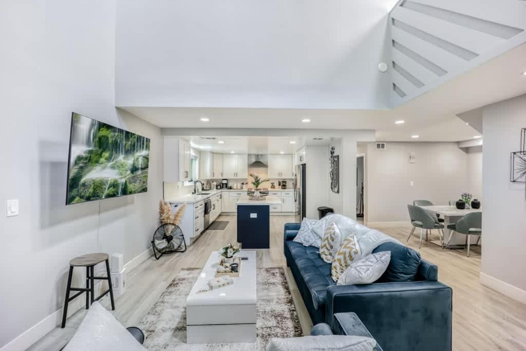 Χώρος καθιστικού στο 2 Luxury Townhouses near Meta & Stanford - 493 & 497