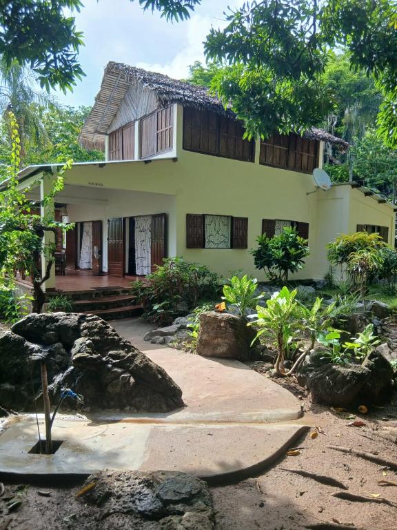 a house with a garden in front of it at Villa des îles Nosy Komba in Nosy Komba