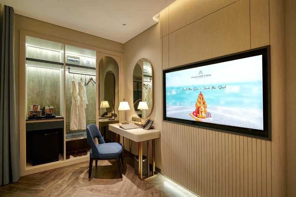 Premier Deluxe Twin with Partial Sea View or City view
