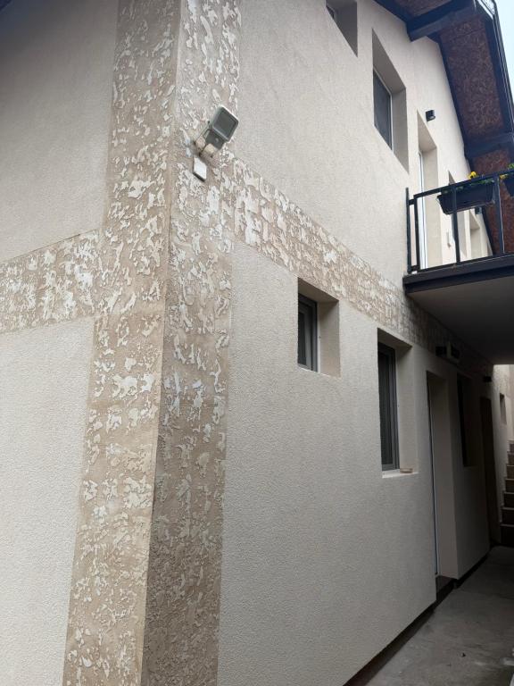 a wall of a building with a light on it at Sobe Tanja in Subotica