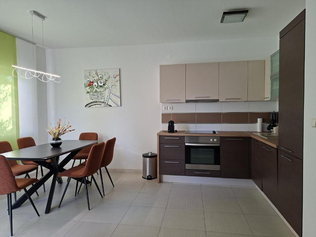 een keuken met een tafel en een eetkamer bij MaMio in Šibenik
