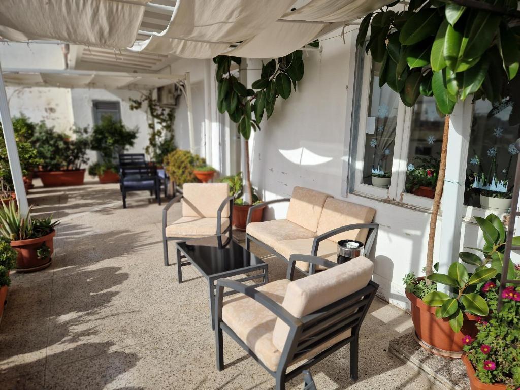 una fila de sillas y mesas en un patio en B&B GANAJ La terrazza di Ganaj BARI, en Bari