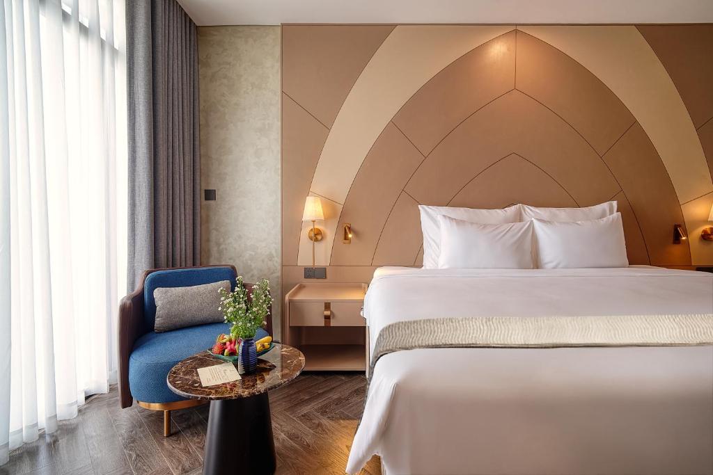 Premier Deluxe Double with Partial Sea View or City view