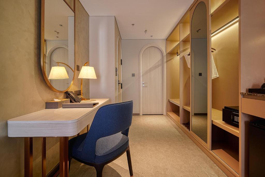 Premier Deluxe Double with Partial Sea View or City view