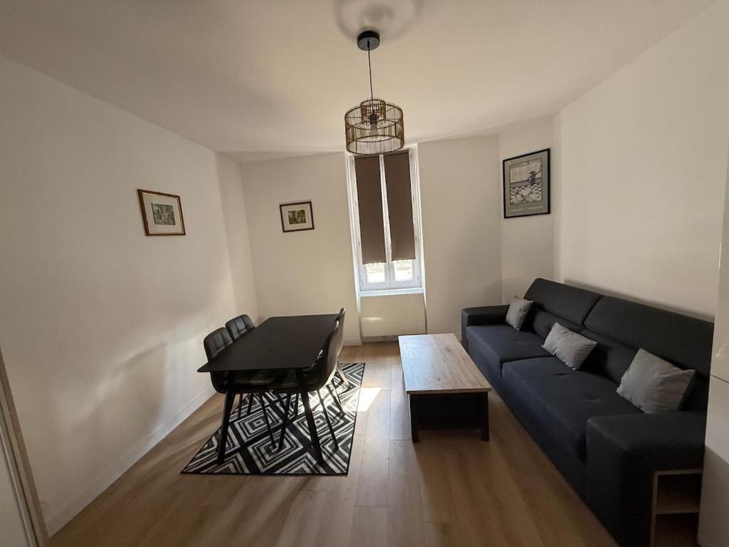 ラ・ロシェルにあるLe Rochelois by Maison ACGのソファとテーブルのあるリビングルーム