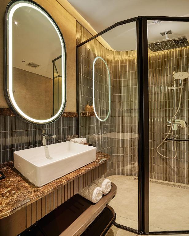 Premier Deluxe Double with Partial Sea View or City view