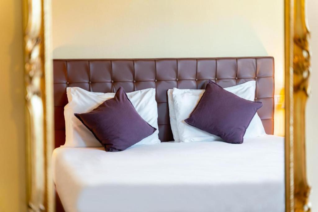 Un pat sau paturi într-o cameră la Paramount Safari Cottage