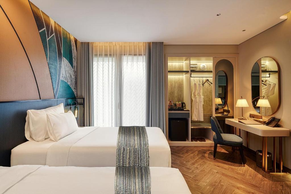 Premier Deluxe Twin with Partial Sea View or City view