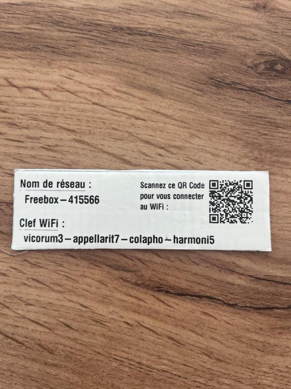 un'etichetta bianca su una superficie di legno con asensibile di Coup de cœur BB a Cogolin