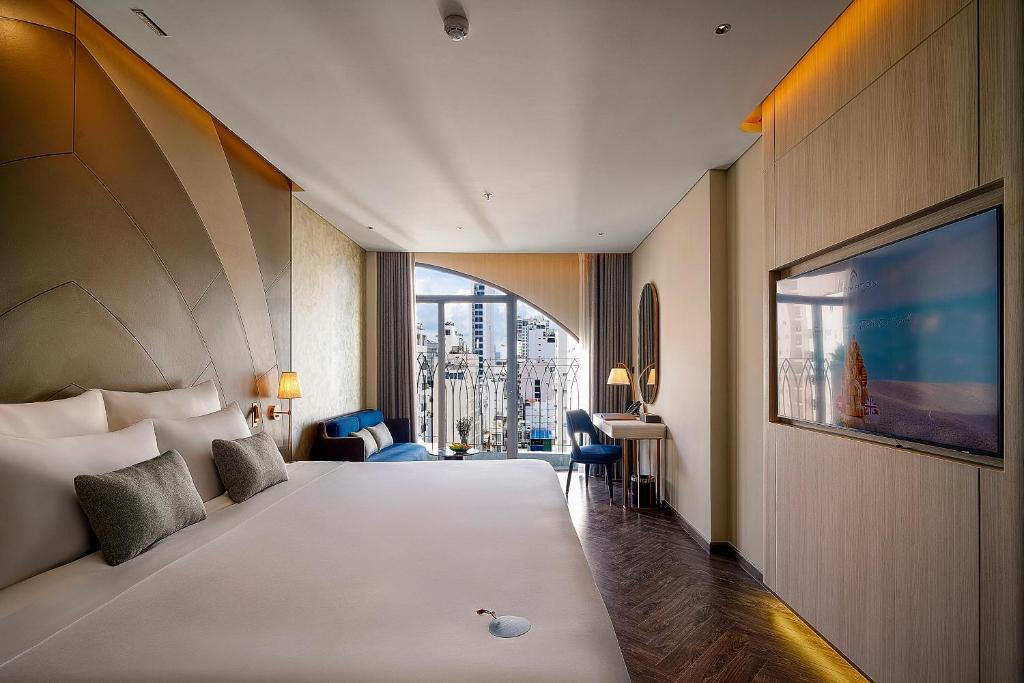 Champa Junior Suite with Bathtub & Partial Sea View