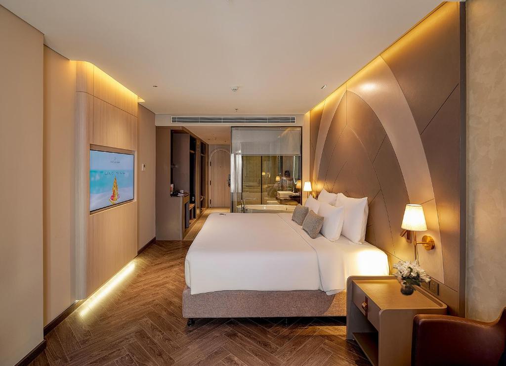 Champa Junior Suite with Bathtub & Partial Sea View