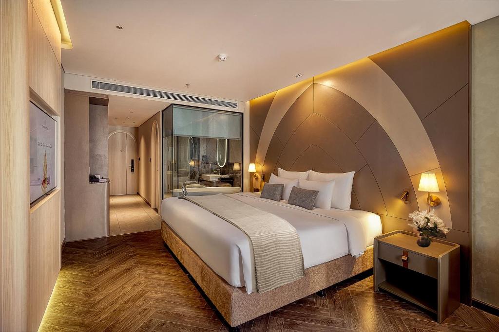 Champa Junior Suite with Bathtub & Partial Sea View