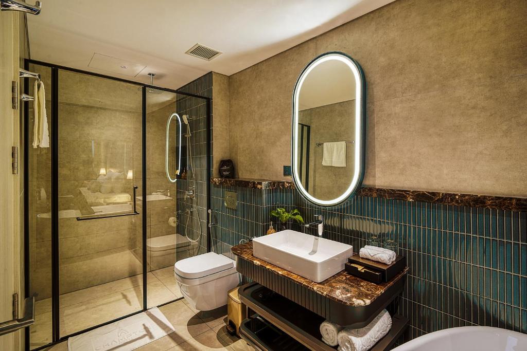 Champa Junior Suite with Bathtub & Partial Sea View
