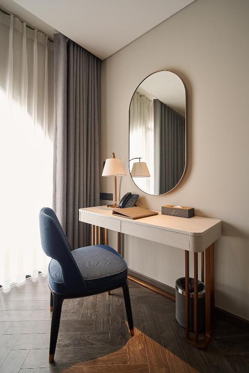 Champa Junior Suite with Bathtub & Partial Sea View