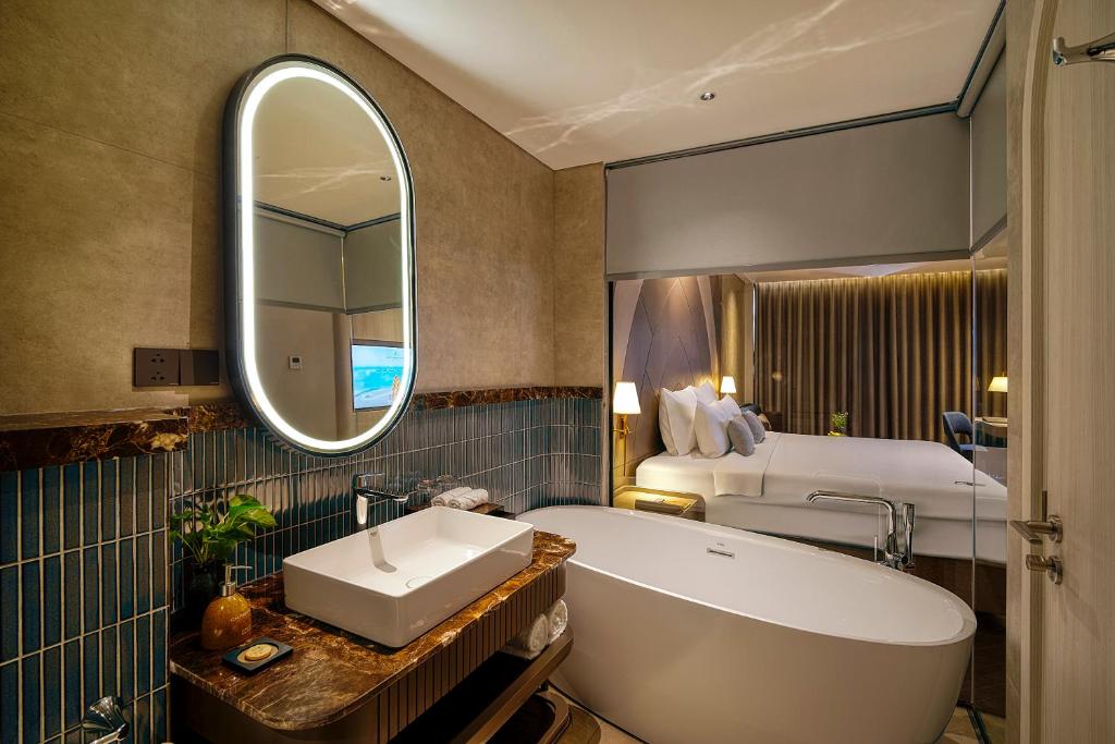 Champa Junior Suite with Bathtub & Partial Sea View