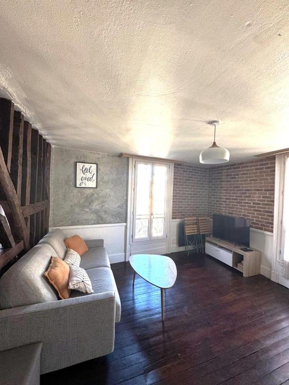 レンヌにあるWAROUX - Flat Rennes 6Pのソファとテーブルのあるリビングルーム