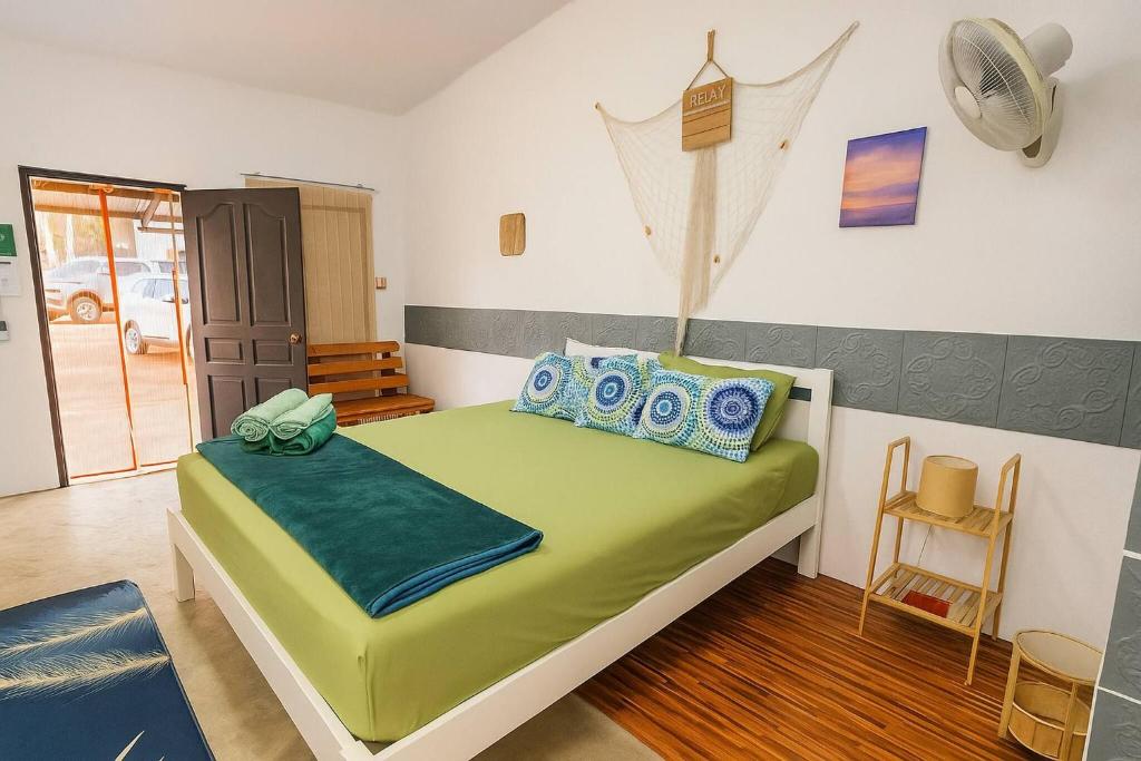 Ένα ή περισσότερα κρεβάτια σε δωμάτιο στο Full Moon Confidence Cave Rest After the Rave