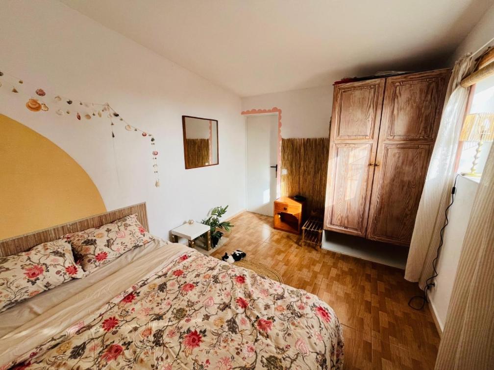 una camera da letto con un letto e un pavimento in legno di Finca Chigora nice rural house near Los Gigantes Sun Room a Santiago del Teide