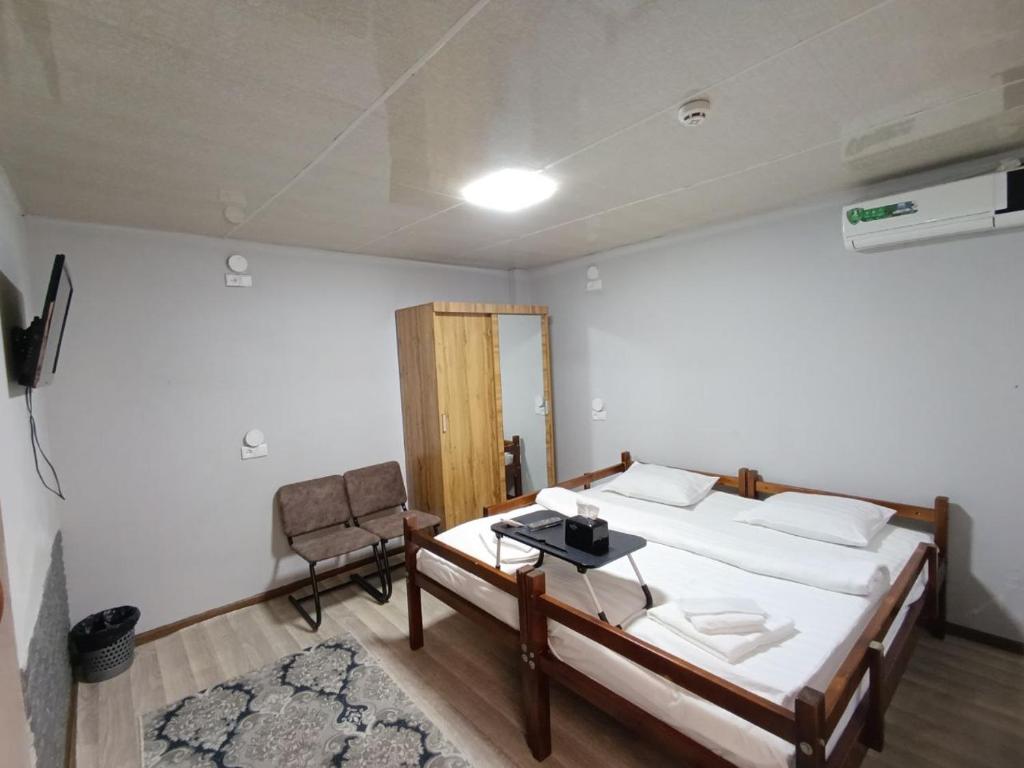 Ένα ή περισσότερα κρεβάτια σε δωμάτιο στο Caravan Hostel