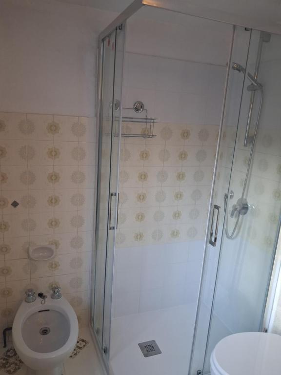 un bagno con doccia e WC di Casa Sirena a Canale dʼAgordo