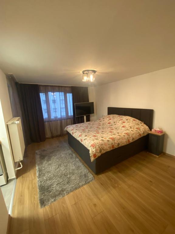 una camera con letto e tappeto di New komplett möblierte Wohnung-Zentral a Sindelfingen