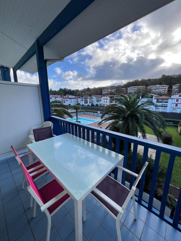 un tavolo e sedie su un balcone con vista di appartement Xiberoa Socoa a Urrugne
