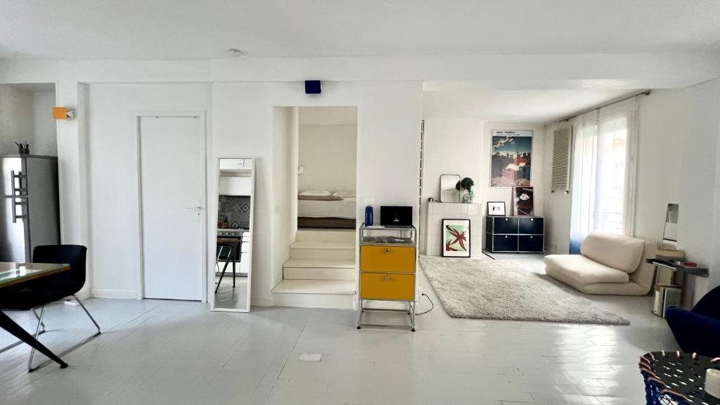 Cosy design arty apartment Paris 11
