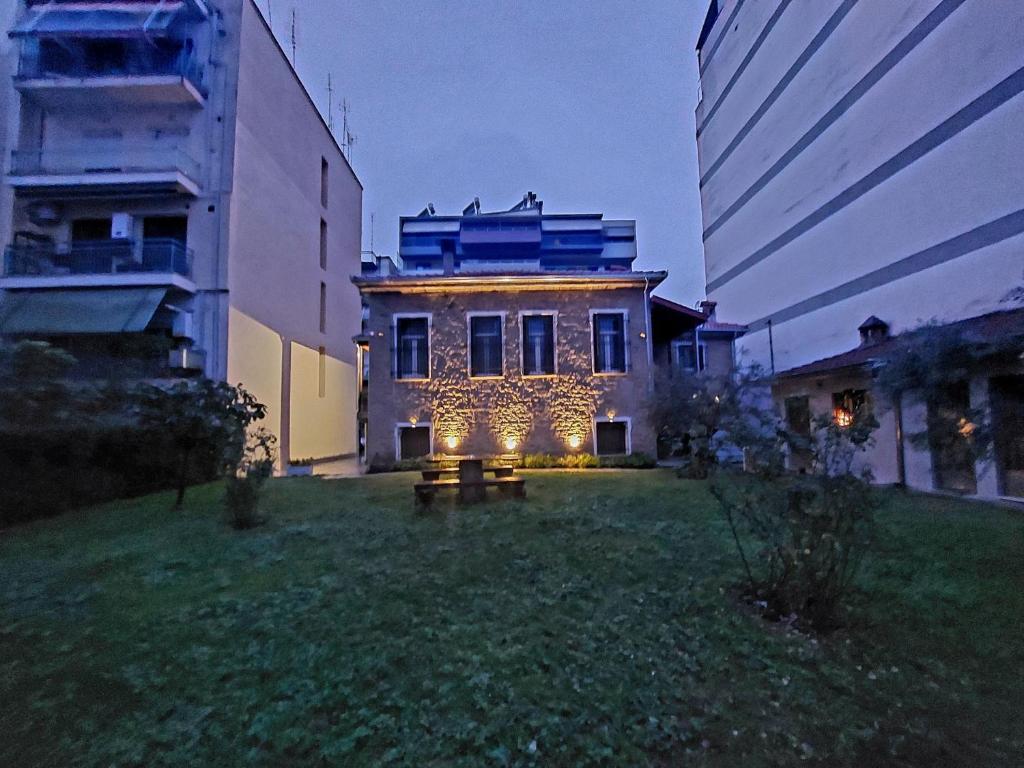 Το κτήριο όπου στεγάζεται  το διαμέρισμα