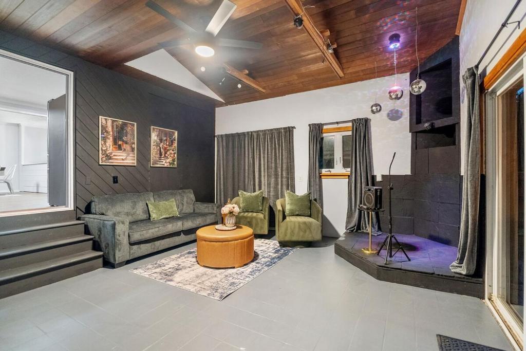 Near Ithaca! Hot Tub! LRG Home! Sleeps 10 Dogs ok! في Newfield: غرفة معيشة بها أريكة وطاولة