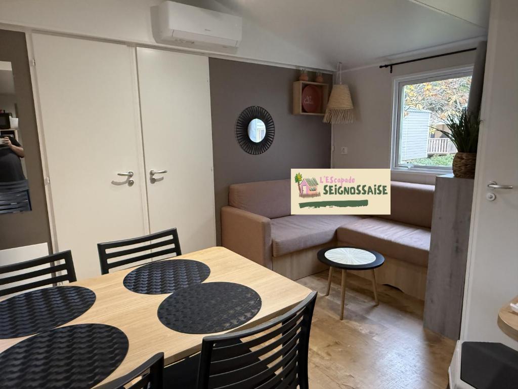 a small kitchen and living room with a table and chairs at L'Escapade Seignossaise in Seignosse