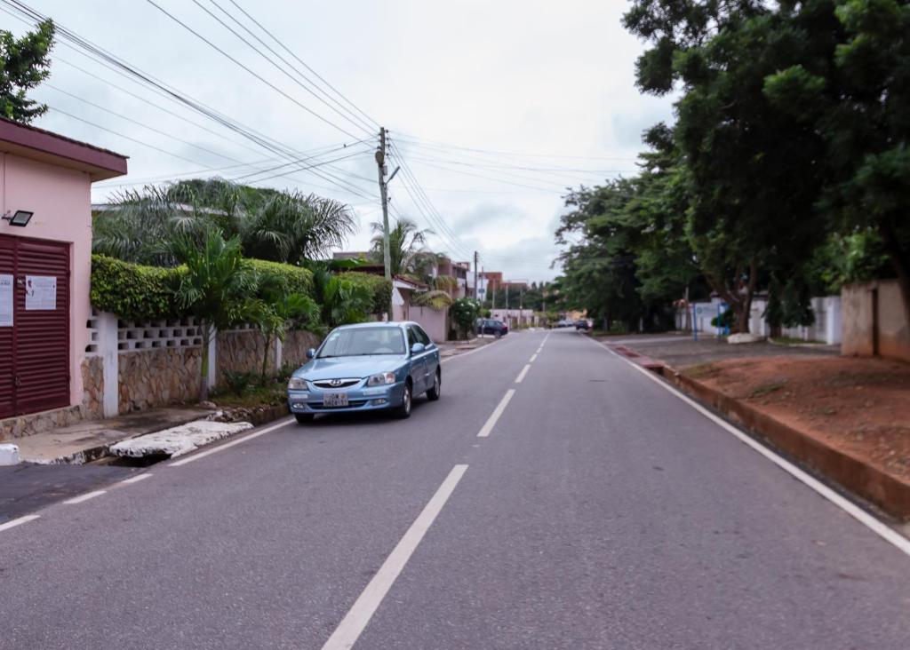 un coche aparcado al lado de una calle en VERA's TOWERS, en Accra