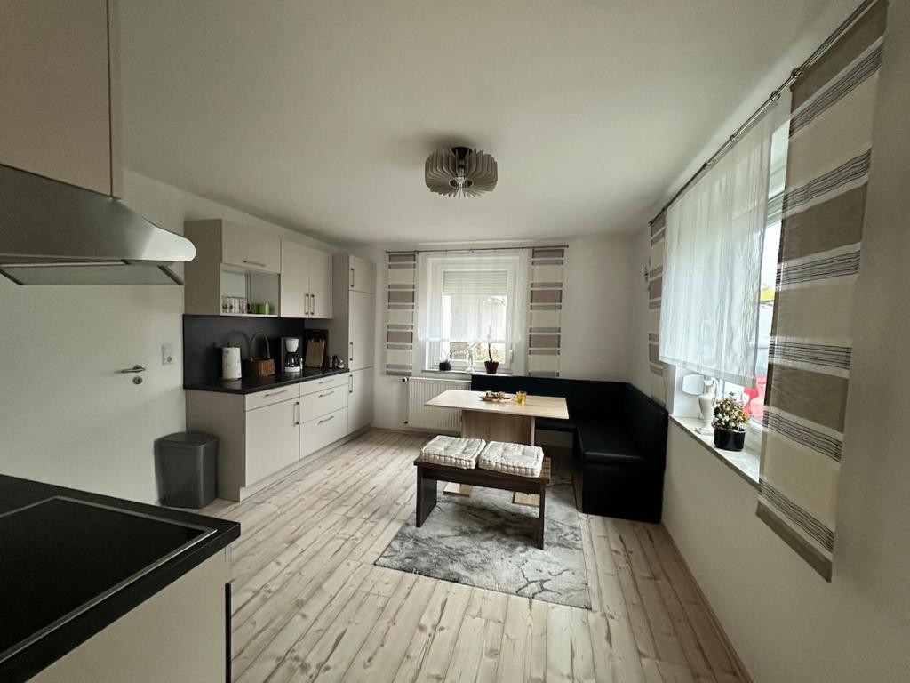 Steinbach am WaldApartment Lale的厨房配有桌子和长凳