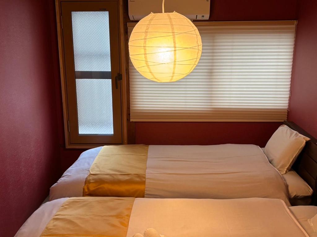 Postel nebo postele na pokoji v ubytování 東山むらさき murasaki