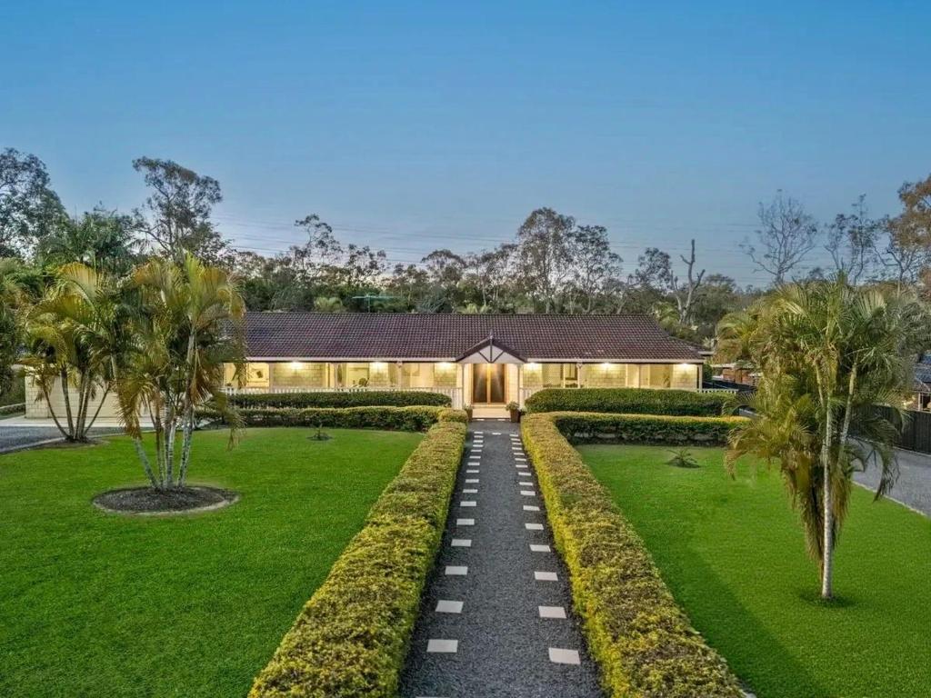 Park RidgeLuxury Retreat with Resort Pool, Home Cinema的带花园的房子外观