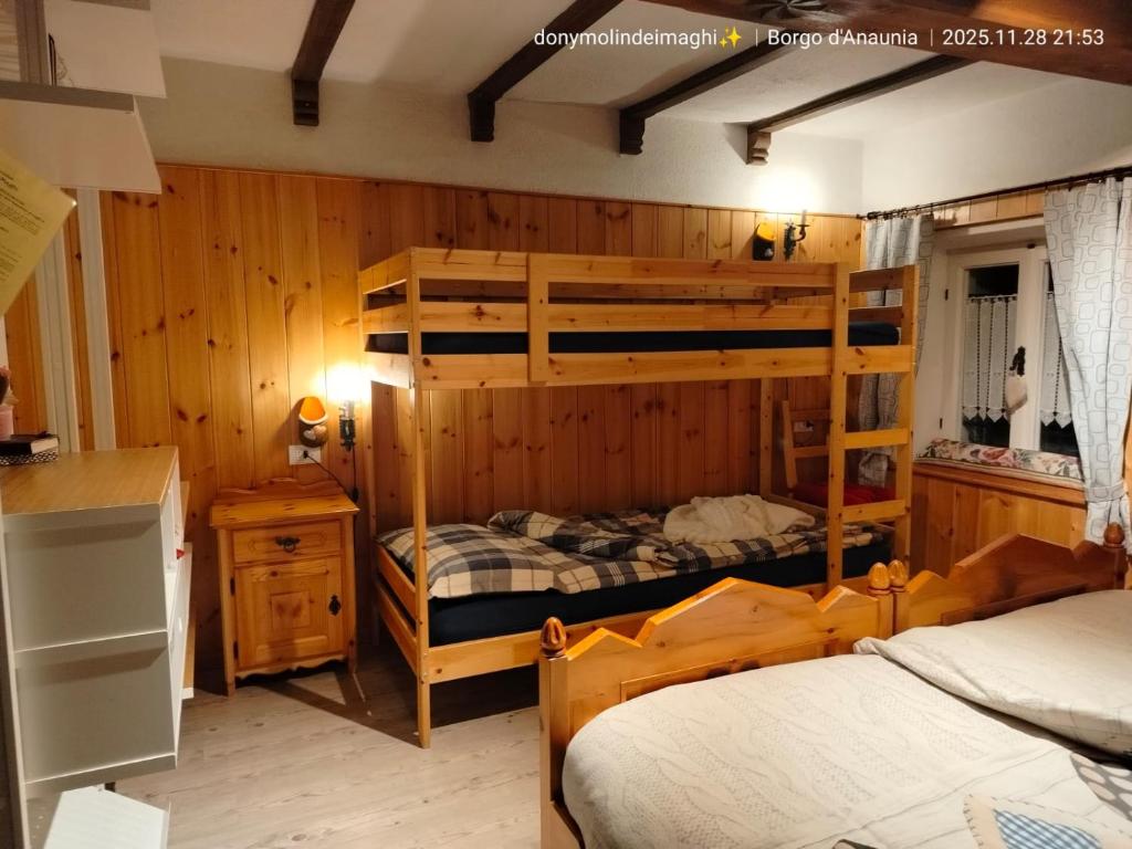 フォンドにあるMolinDeiMaghiの木製の壁の客室で、二段ベッド2組が備わります。