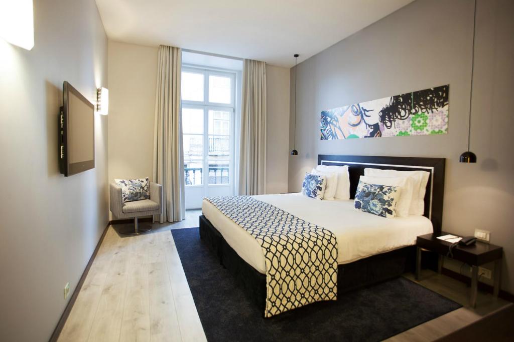 pokój hotelowy z łóżkiem i oknem w obiekcie Internacional Design Hotel w Lizbonie