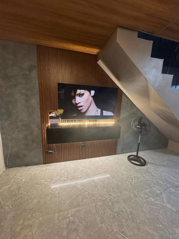 a tv in a room with at Casa Maria Guest House in Angeles