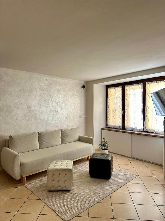 a living room with a couch and a table at Apartment Meringa in Pettenasco
