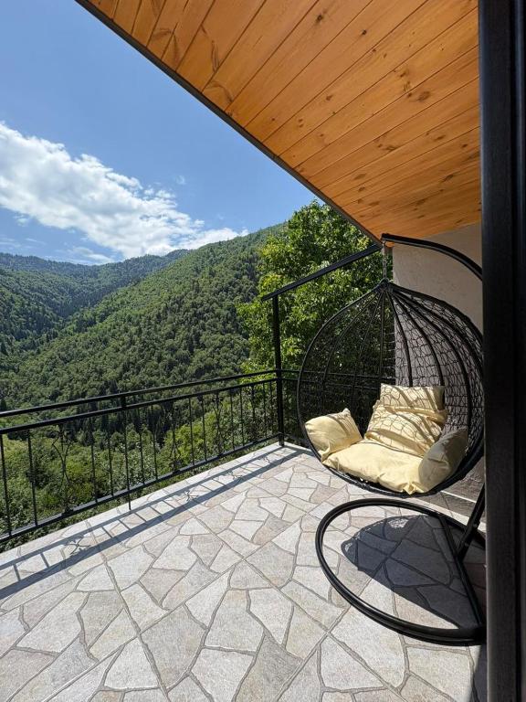 SadgeriPanorama Sadgeri的美景阳台的摇椅