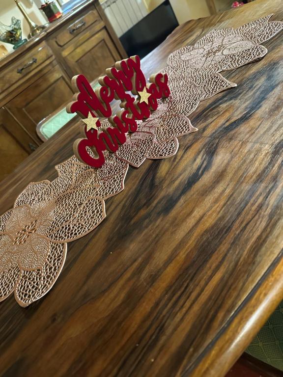 une table en bois avec deux biscuits en forme d'étoile dessus dans l'établissement Appartamento nel cuore di Todi, à Todi