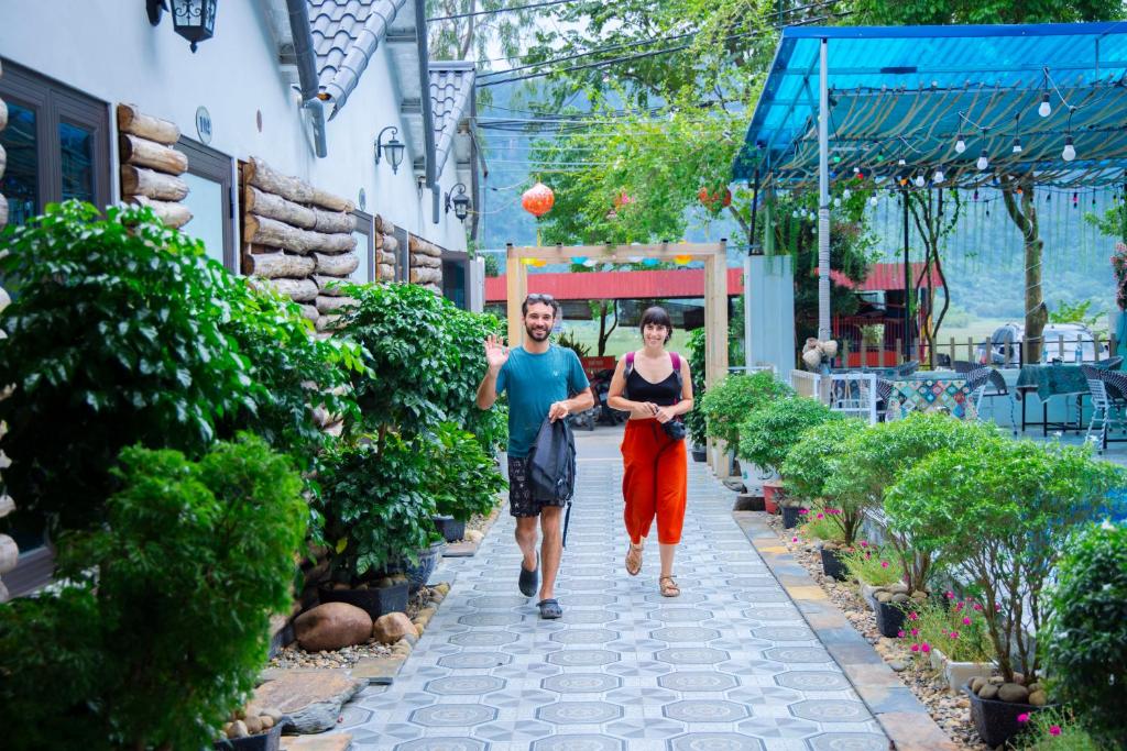 宁平Puppy Hotel Homestay的走人行道的男人和女人