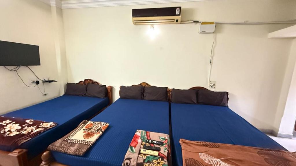 Una cama o camas en una habitación de senthur homestay