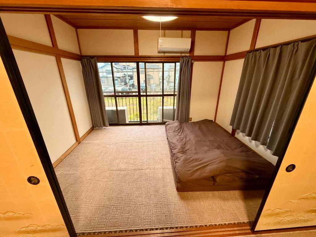 een kamer met een bed en een spiegel bij 桜の家 in Saitama