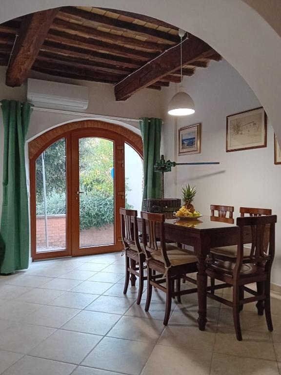 ein Esszimmer mit einem Holztisch und Stühlen in der Unterkunft Casa Chiasso in Gabbro