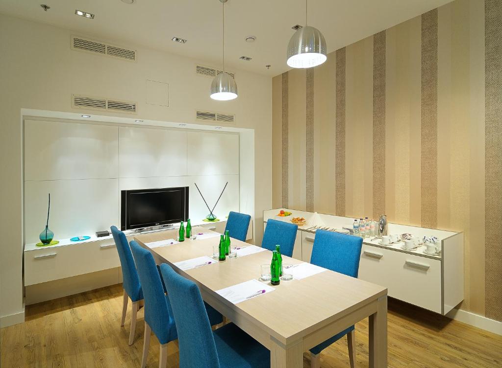 TV a/nebo společenská místnost v ubytování Atrium Fashion Hotel