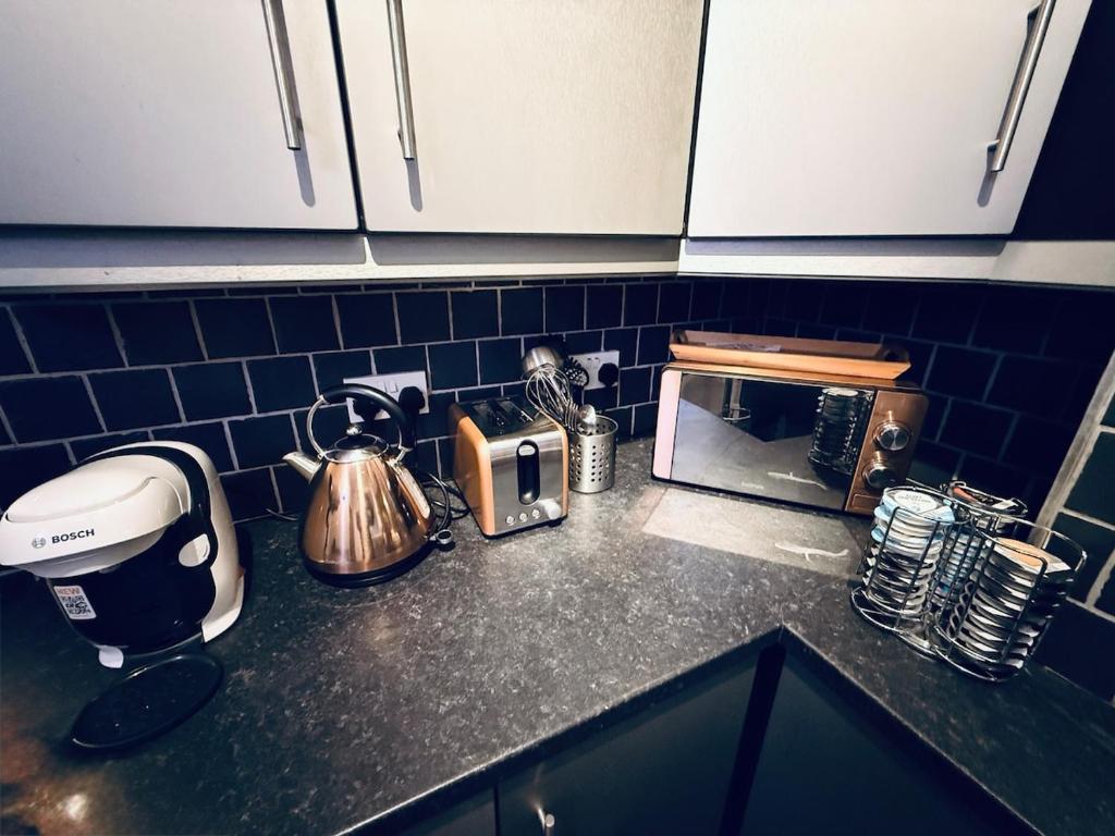 班戈北爱尔兰The Duff 1 Bed Flat Walk to Marina Shops and Train的厨房柜台配有咖啡机和烤面包机